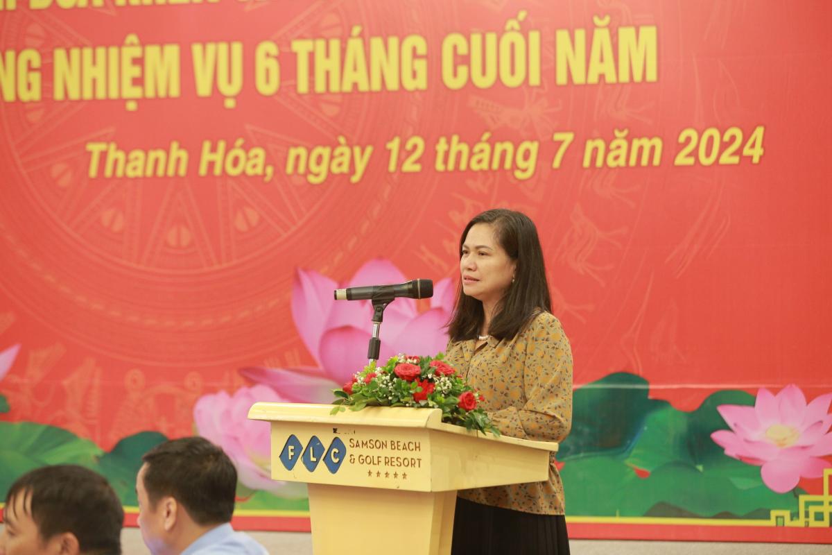 Bà Lưu Thị Bích Đào - Thành viên Hội đồng Thi đua khen thưởng tỉnh, Trưởng ban Thi đua khen thưởng tỉnh Thái Nguyên phát biểu tại Hội nghị